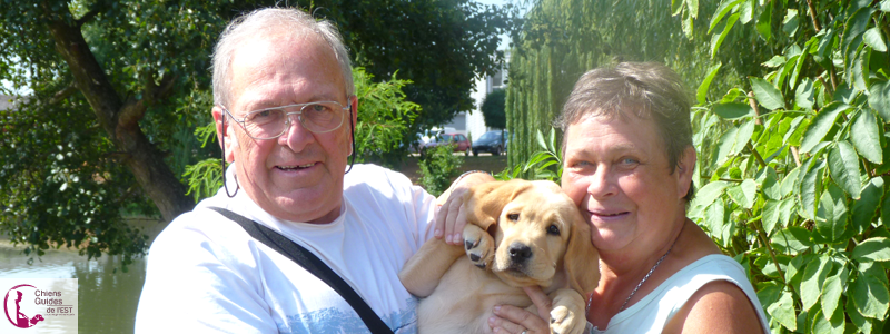 Homme et femme portant un chiot